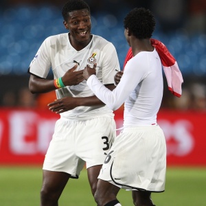 Gyan (esq.) e Annan comemoram danando aps o gol da vitria contra a Srvia na estreia ganense