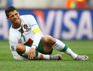 Cristiano Ronaldo sofreu cinco faltas, foi o atleta mais caado em campo e levou amarelo por briga