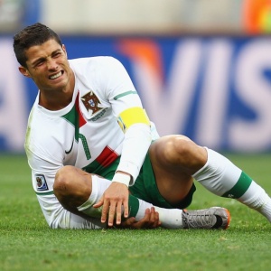 Cristiano Ronaldo reclama de dor em lance da partida de Portugal contra Costa do Marfim