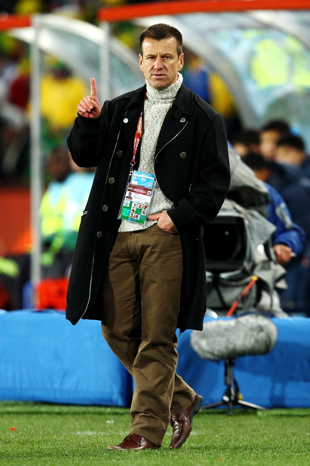 Dunga gesticula durante a vitória do Brasil sobre a Coreia do Norte - Richard Heathcote/Staff/Getty Images