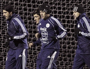 Encapotados, jogadores do Paraguai encaram forte frio em treino do Paraguai na cidade de Balgowan