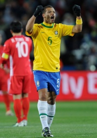 Felipe Melo comemora um dos gols do Brasil na vitória por 2 a 1 sobre a Coreia do Norte