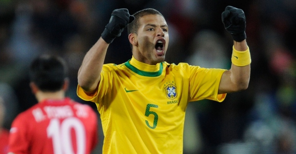 Felipe Melo comemora um dos gols do Brasil na vitória por 2 a 1 sobre a Coreia do Norte