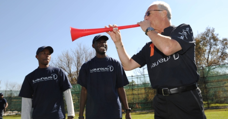 Franz Beckenbauer toca vuvuzela na África do Sul