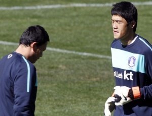 Goleiro Lee Woon-jae (esq.) pode tomar vaga de Jung Sung-ryong para disputa das penalidades