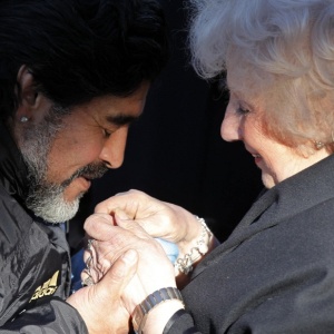 Lder das Avs da Praa de Maio, Estela de Carlotto visitou tcnico Maradona em Pretria