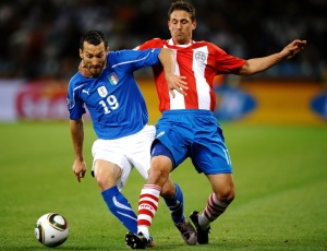 Paraguaio Santana (d) se machucou contra a Itlia