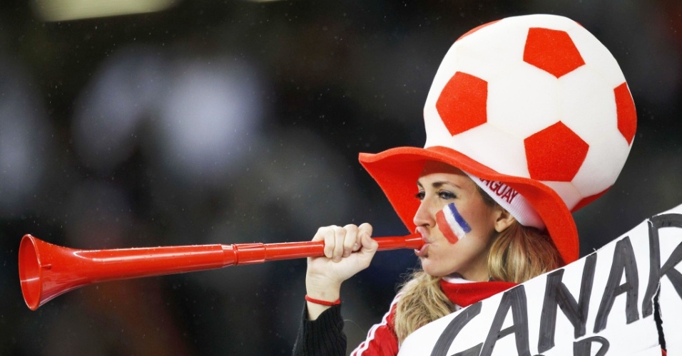 Torcedora do Paraguai assopra a vuvuzela na partida contra a Itália
