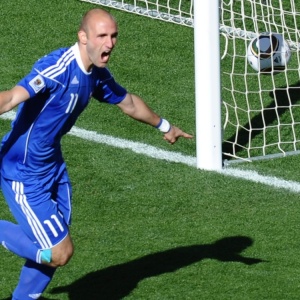 Vittek comemora gol da Eslovquia contra a Nova Zelndia; seleo cedeu o empate nos acrscimos
