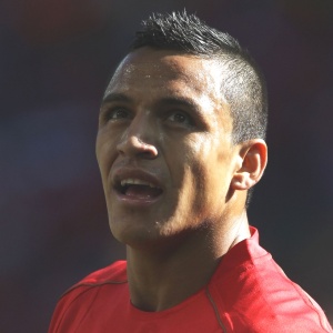 Alexis Sanchez, do Chile, no jogo contra Honduras, aps o qual arrancou elogios dos ingleses