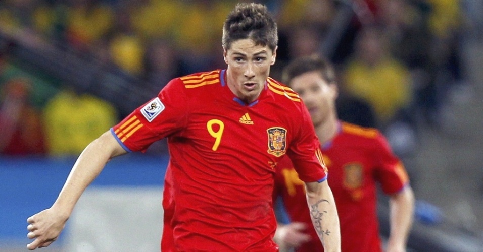 Fernando Torres com a bola dominada no jogo Espanha 0x1 Suíça
