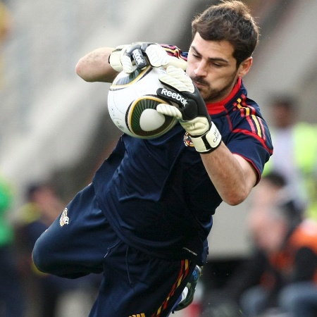 Goleiro espanhol Casillas faz uma defesa no jogo contra a Suíça - EFE/HALDEN KROG