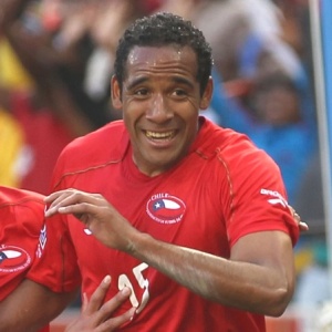 Jean Beausejour (d) corre ao lado de Matias Fernandez para comemorar o primeiro gol do Chile