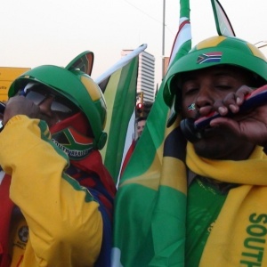 Cheios de otimismo, torcedores tocam vuvuzela antes do confronto entre frica do Sul e Uruguai