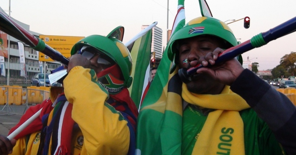 Torcedores tocam vuvuzela antes do jogo entre África do Sul e Uruguai