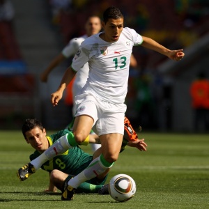 Argelino Karim Matmour controla a bola durante a derrota sofrida por 1 a 0 para a Eslovnia