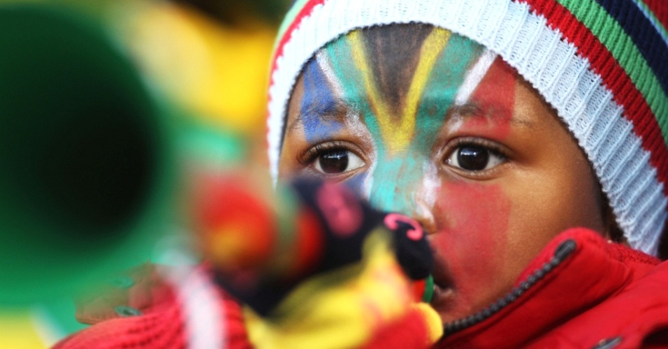Criança assopra sua vuvuzela na Copa do Mundo na partida entre Argentina e Grécia