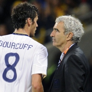 Raymond Domenech cumprimenta Yoann Gourcuff; meia falhou ao tentar herdar posto do dolo Zidane
