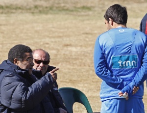 Eusbio (esq.) e Antnio Simes conversam em particular com Deco em treino de Portugal