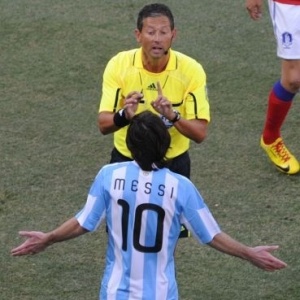 Frank De Bleeckere conversa com Messi em jogo da Copa do Mundo; belga reencontrará argentino - Gabriel Bouys / AFP