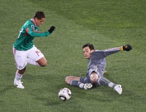 Javier Hernandez dribla goleiro francs Hugo Lloris <br>e marca importante gol para a seleo mexicana