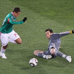Javier Hernandez marcou o primeiro gol do Mxico contra a Frana na segunda rodada do grupo A