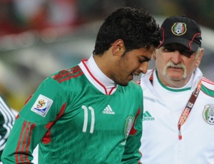 Vela sentiu lesão muscular na perna direita, foi substituído e se tornou dúvida na seleção mexicana