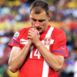 Milan Jovanovic lamenta aps perder chance de gol durante a derrota contra Gana