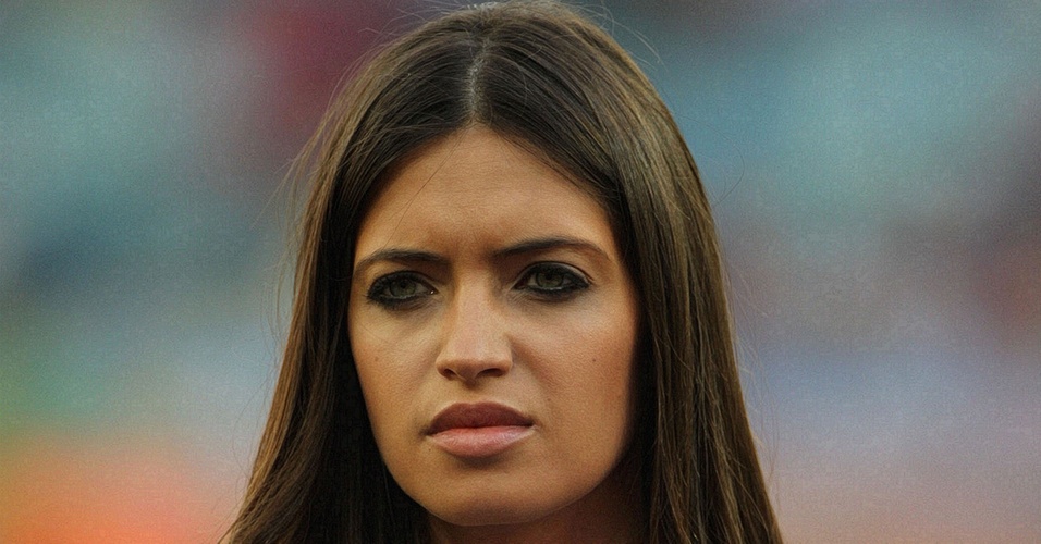 17.jun.2010 - Namorada de Casillas, a repórter Sara Carbonero grava uma passagem durante o jogo Espanha x Suíça pela Copa do Mundo