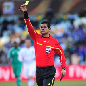 Oscar Ruiz, árbitro do confronto Nigéria x Grécia,  mostra o cartão amarelo durante a Copa de 2010 - Stuart Franklin / Getty Images