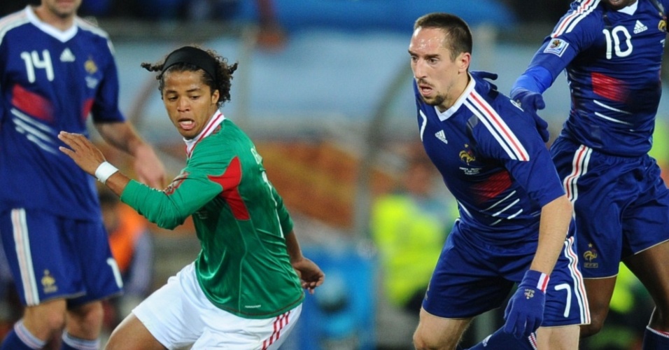 Ribery (di) e Giovani (17) disputam pela bola no jogo França x México