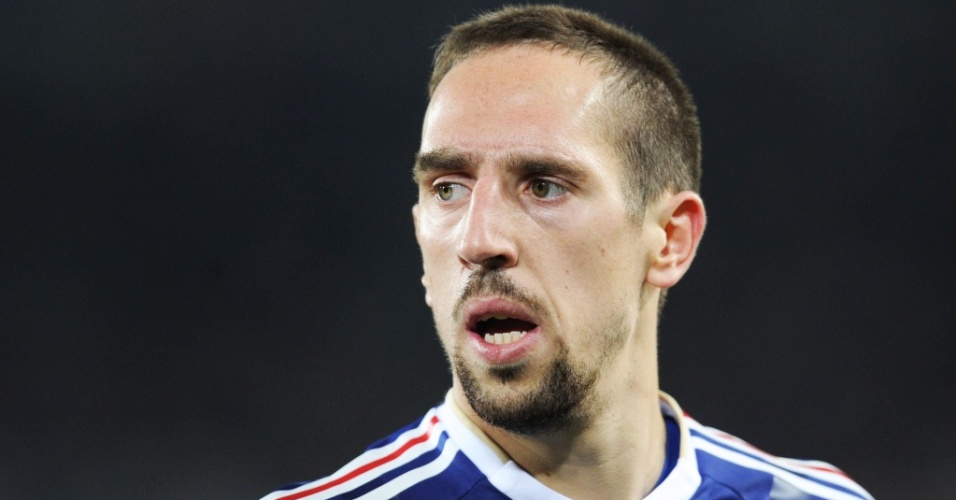 Ribery observa jogada na derrota da França para o México