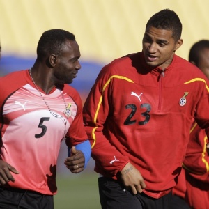 John Mensah (dir.) participa de treinamento de Gana ao lado de Kevin-Prince Boateng