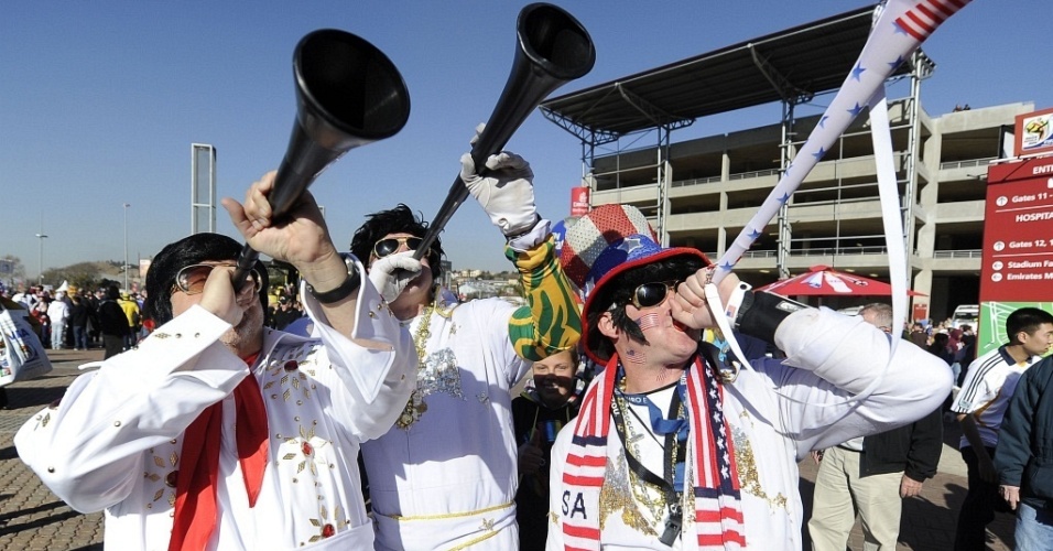 Torcedores vestidos de Elvis Presley tocam vuvuzelas no jogo entre Estados Unidos e Eslovênia