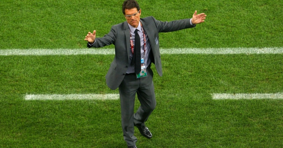 Treinador italiano Fabio Capello se irrita com o desempenho de sua equipe contra a Argélia