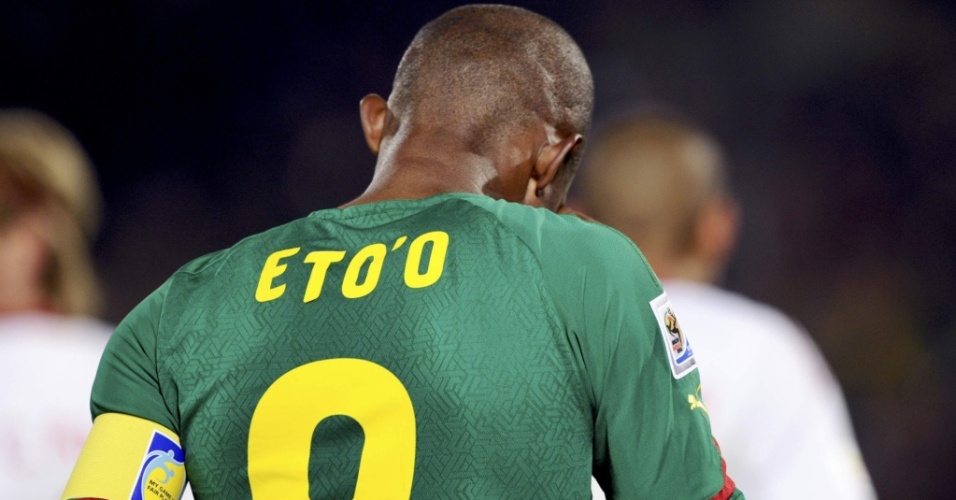 Cabisbaixo, Samuel Eto'o deixa o campo após a eliminação precoce de Camarões da Copa do Mundo