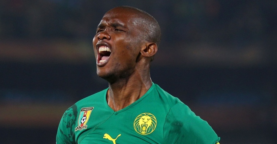 Eto'o celebra o seu primeiro gol por Camarões no jogo contra a Dinamarca
