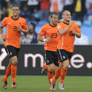 Jogadores da Holanda comemoram gol de Sneijder que garantiu a vitória contra o Japão em Durban