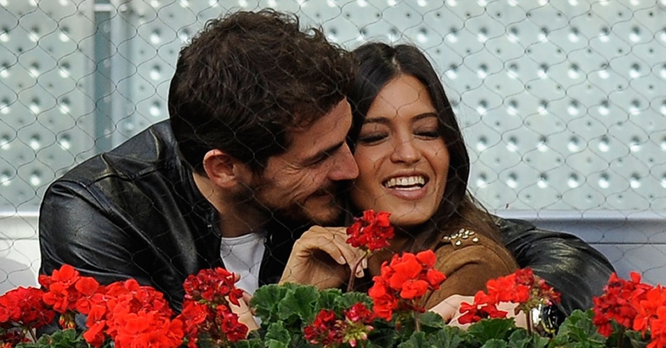 Momento romântico entre o goleiro Iker Casillas e a namorada, a repórter Sara Carbonero, em jogo de tênis em Madri em 2010