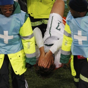 Pecnik  carregado de maca aps sofrer leso no tornozelo durante partida contra os EUA