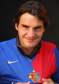 F de futebol, Federer mostra camisa de seu time do corao, o FC Basel, durante Aberto de Montecarlo de 2010: o craque do tnis viu um pouco de sua contribuio na faanha da Sua contra a Espanha na Copa