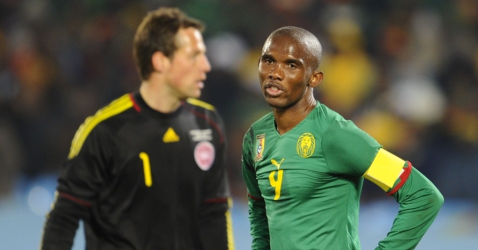 Samuel Eto'o (d) lamenta chance perdida na derrota de virada de Camarões para a Dinamarca