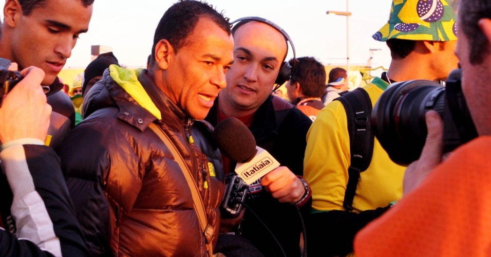 Cafu concede entrevista ao chegar ao estádio Soccer City para acompanhar Brasil x Costa do Marfim