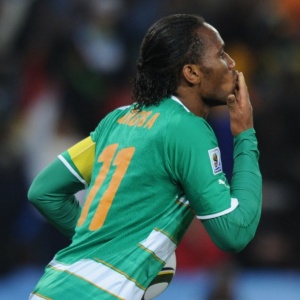 Drogba manda beijinhos ao marcar o nico gol da Costa do Marfim na derrota para o Brasil por 3 a 1