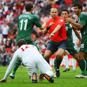Jogadores eslovenos se revoltaram aps marcao de pnalti em Rooney no ano passado