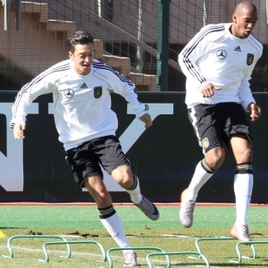 Mesut Ozil e Jerome Boateng realizam treinamento pela seleo da Alemanha