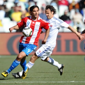 Roque Santa Cruz domina a bola durante o jogo contra a Eslovquia; atacante joga ltima Copa