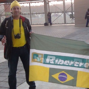 Torcedor de Ribeiro Preto leva propaganda proibida ao Soccer City para o jogo do Brasil