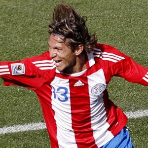 Vera celebra gol do Paraguai no duelo contra a Eslovquia; meia est pendurado com um carto