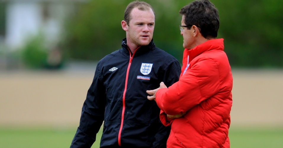 Wayne Rooney conversa com o treinador Fabio Capello durante treinamento da Inglaterra